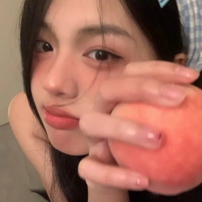 与一位女士合影